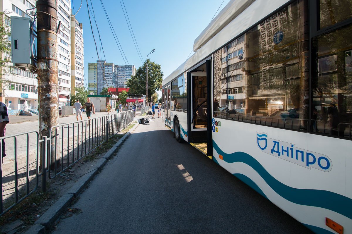 Водитель троллейбуса услышал грохот и остановился