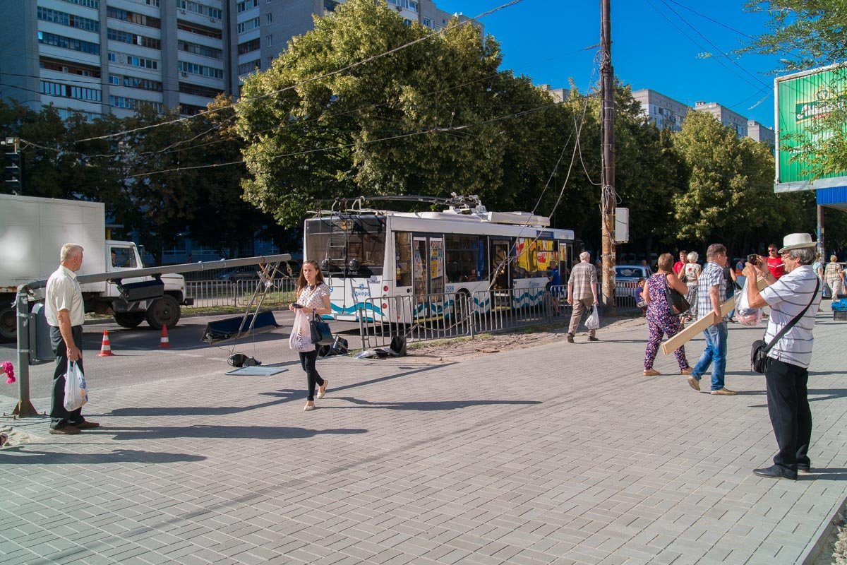 Люди происходящее снимают на телефоны