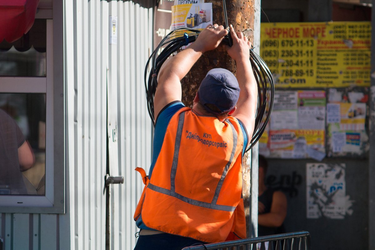 Уже через несколько минут они нашли на пантографе троллейбуса повреждения