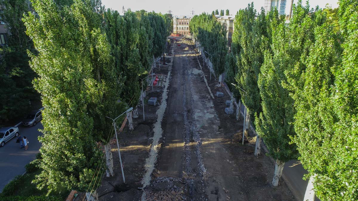 Рабочие трудятся, не покладая рук Рабочие трудятся, не покладая рук