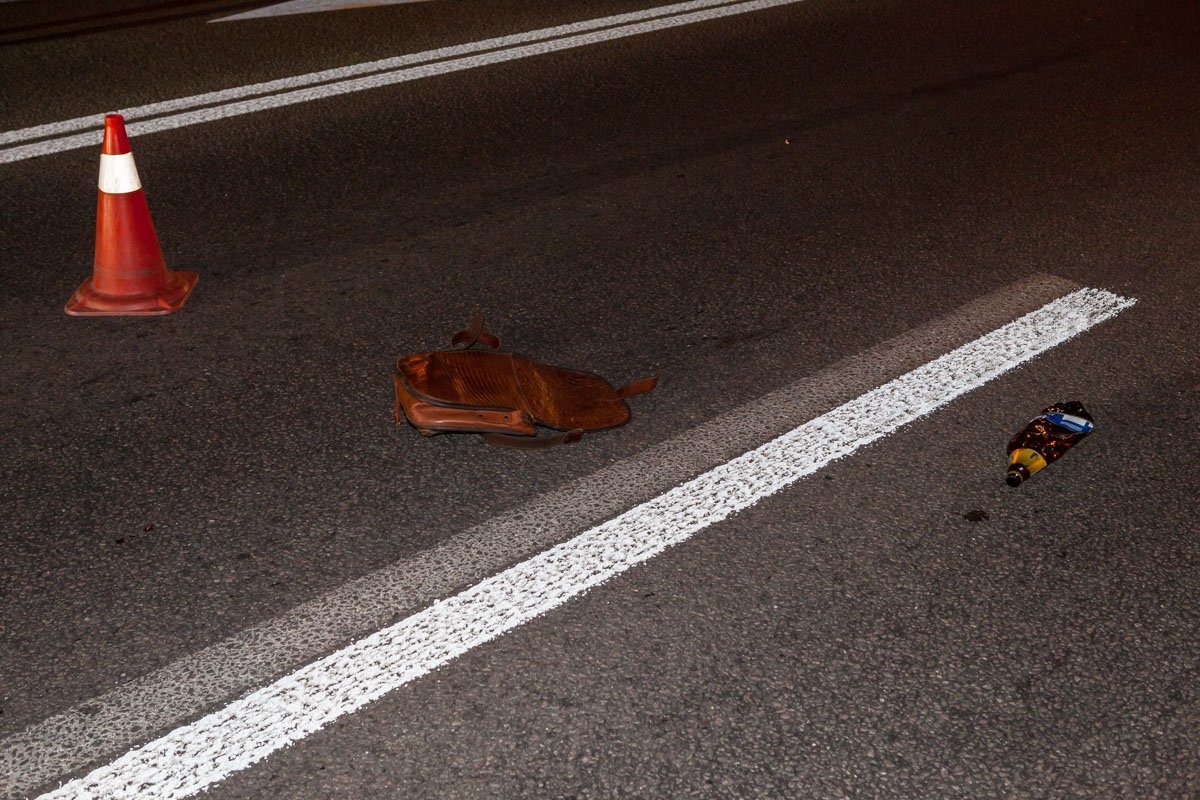 Личные вещи разлетелись по дороге Личные вещи разлетелись по дороге