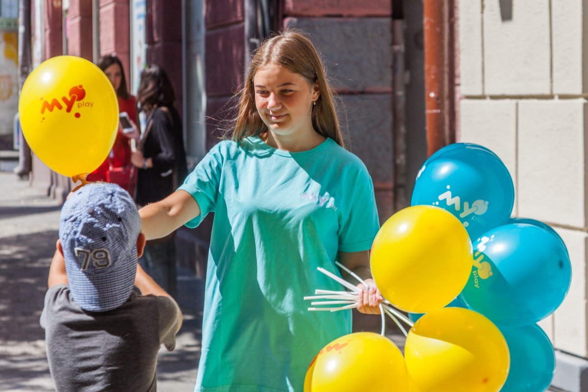 На входе всем детям раздавали шарики На входе всем детям раздавали шарики