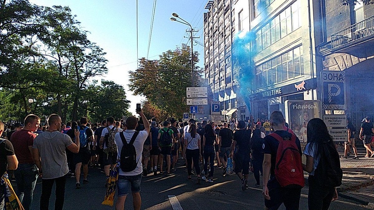 Участники марша не забыли прихватить с собой пиротехнику Участники марша не забыли прихватить с собой пиротехнику