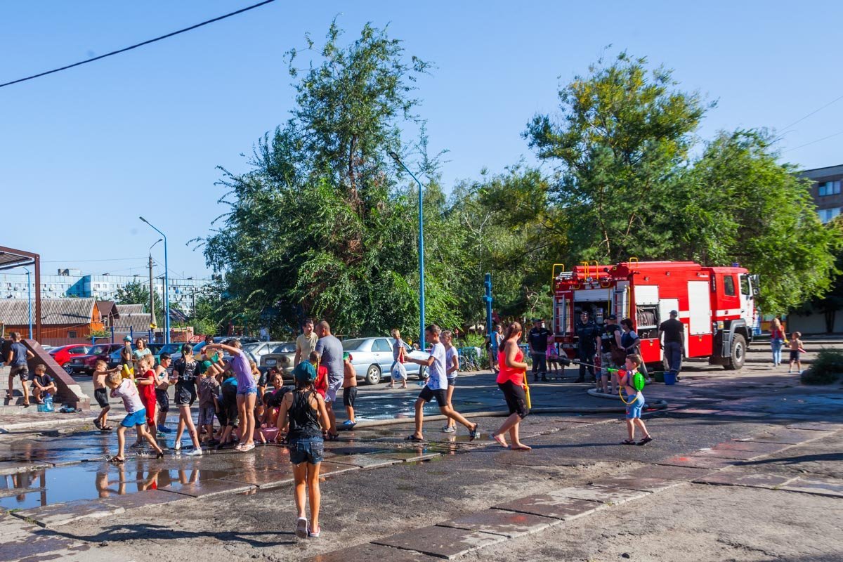 В массовом обливании помогали сотрудники ГСЧС