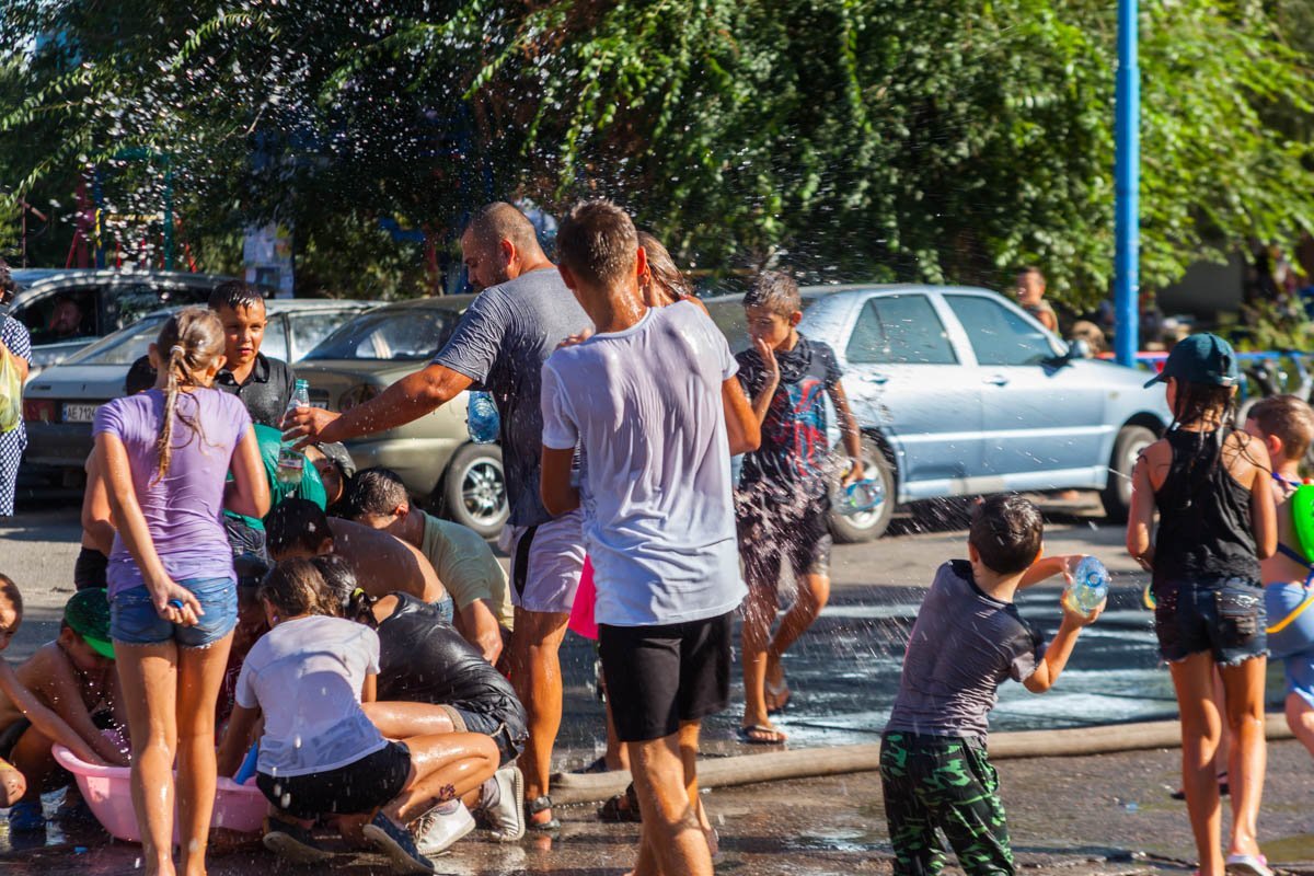 Холодные брызги летели на прохожих, но они были не против