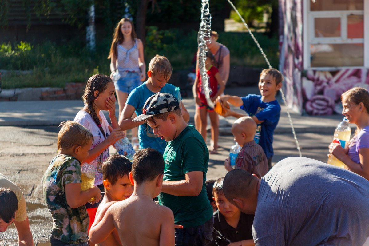 На детях не осталось сухого места