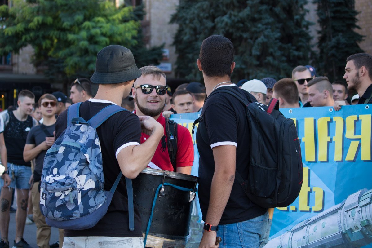 Пусть гремят барабаны Пусть гремят барабаны