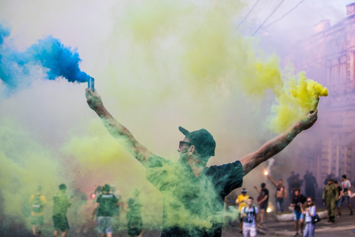 Ультрас "Металлиста" использовали цвета своего клуба Ультрас "Металлиста" использовали цвета своего клуба