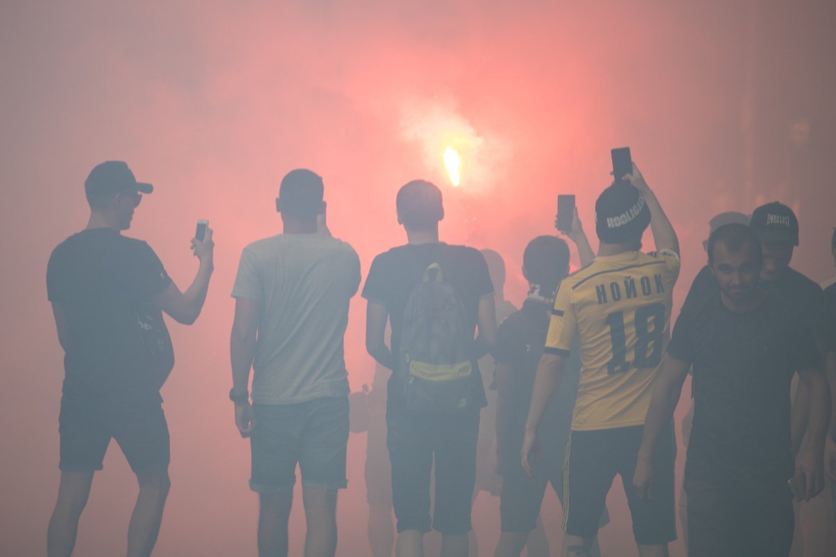 Заряды доносились со всех углов Заряды доносились со всех углов