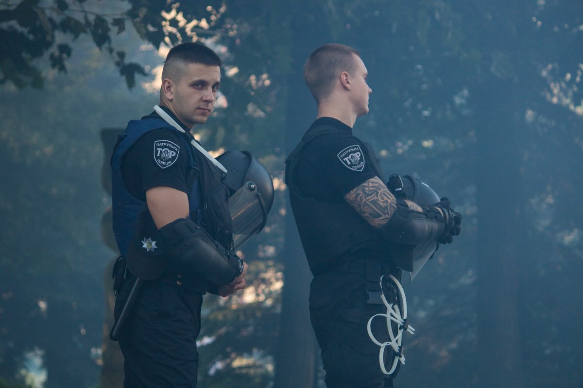 Следит за тобой Следит за тобой