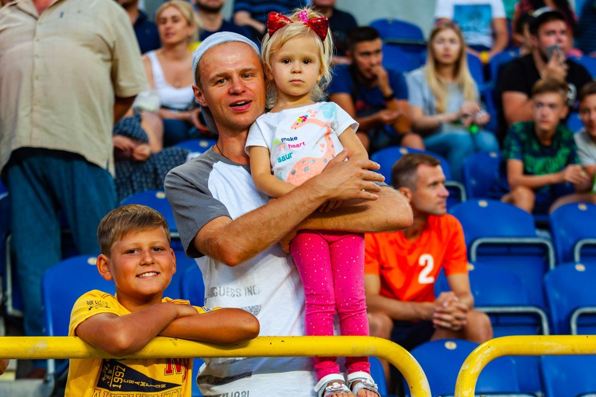 Лучше футбол посмотреть, чем в куклы играть Лучше футбол посмотреть, чем в куклы играть