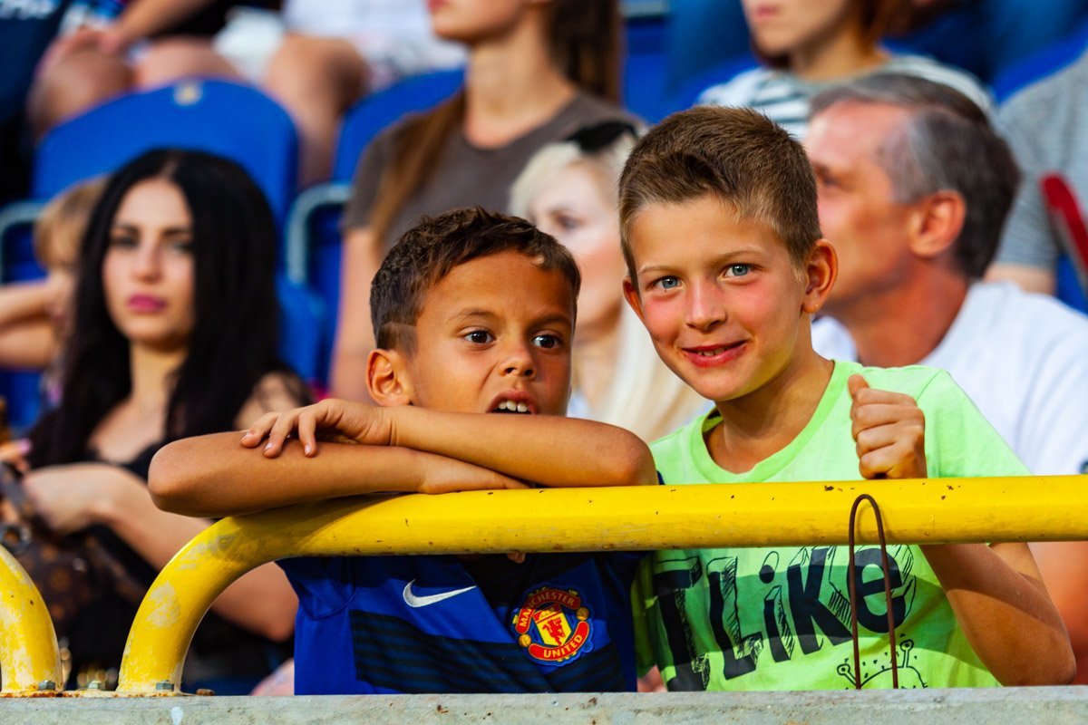 На трибунах можно было наблюдать много мальчишек, которые держали кулаки за свою команду На трибунах можно было наблюдать много мальчишек, которые держали кулаки за свою команду