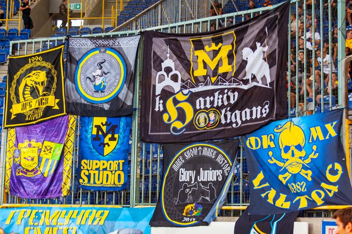 Такие плакаты вывесили на матч болельщики харьковчан Такие плакаты вывесили на матч болельщики харьковчан