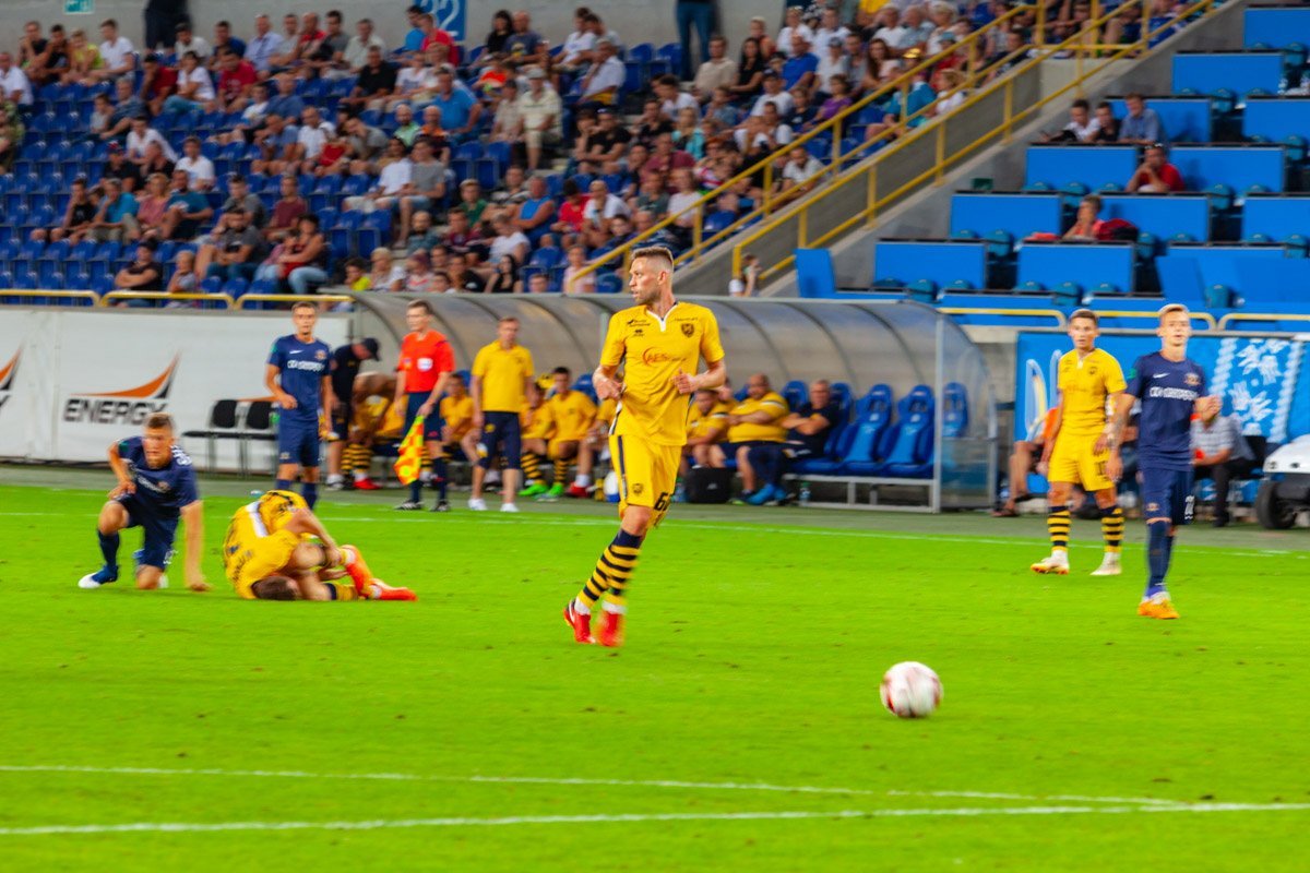 В центре поля было много фолов В центре поля было много фолов