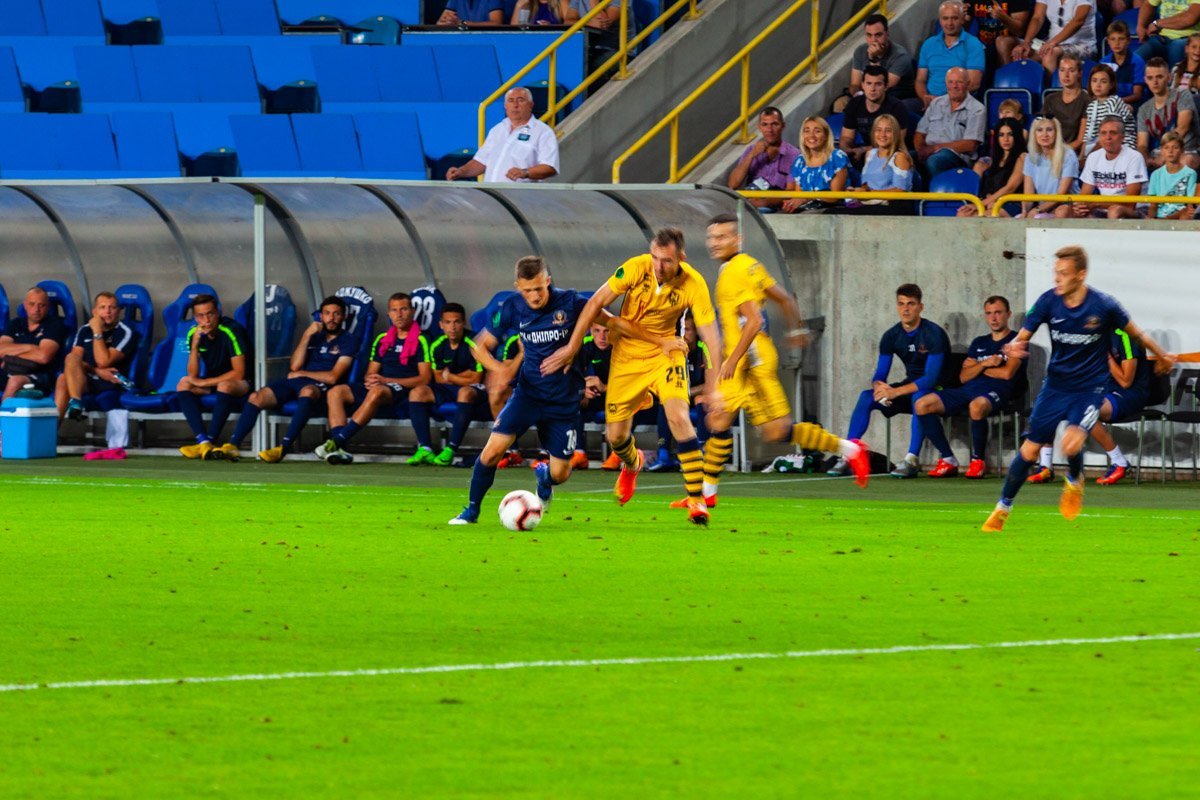 Футболисты боролись за мяч на каждом клаптике поля Футболисты боролись за мяч на каждом клаптике поля