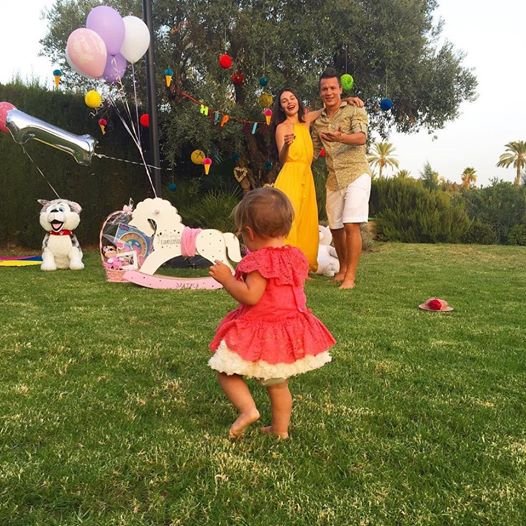 Евгений Коноплянка с семьей