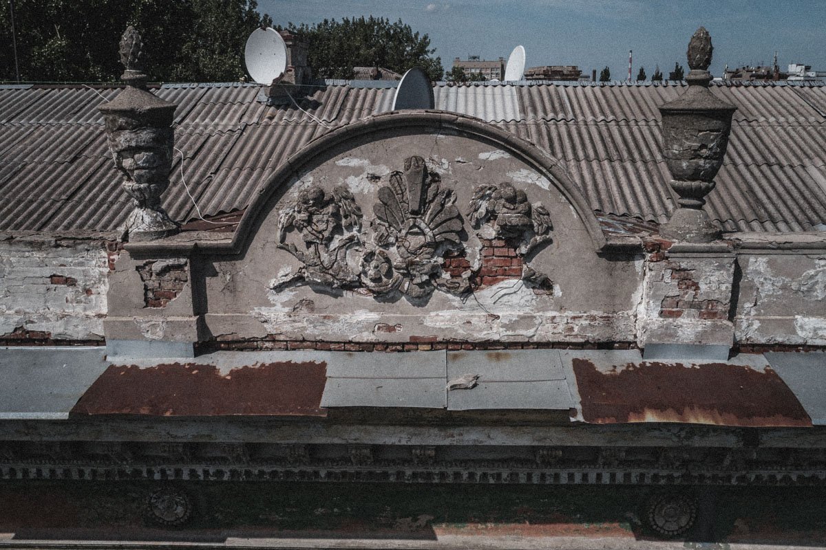 Дом на Яворницкого, 100 - классический образец сталинского ампира