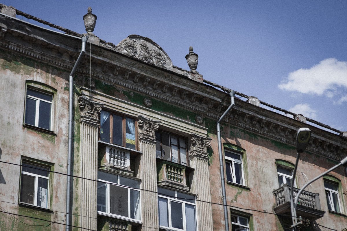 Несмотря на многое пережитое, дом до сих пор выглядит внушительно