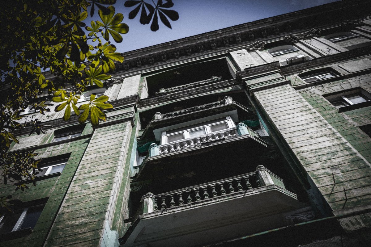 Со второго этажа всю площадь дома занимают жилые квартиры