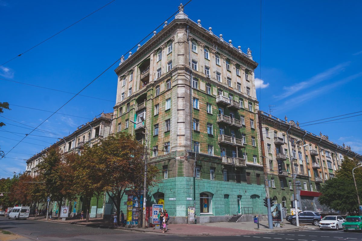 8-этажная башня на углу проспекта Яворницкого привлекает внимание прохожих