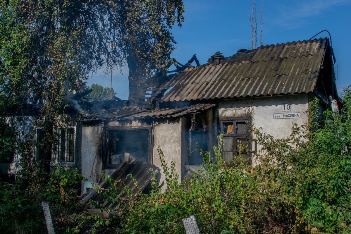 12 августа начался пожар в частном доме, расположенном на улице Массивной 12 августа начался пожар в частном доме, расположенном на улице Массивной