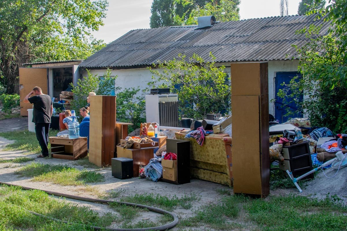 Соседи вынесли вещи на улицу Соседи вынесли вещи на улицу