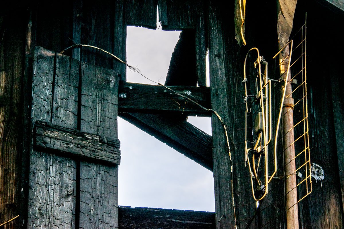 Дом выгорел дотла Дом выгорел дотла