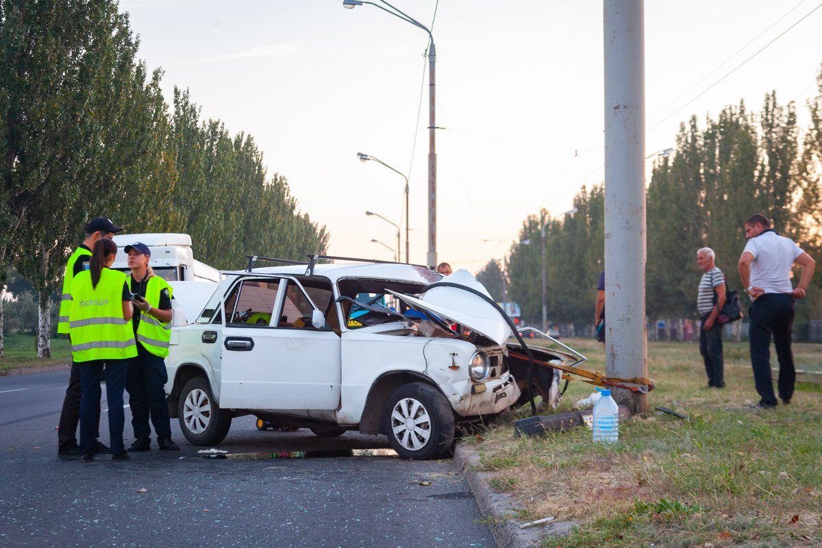 ВАЗ врезался в столб ВАЗ врезался в столб