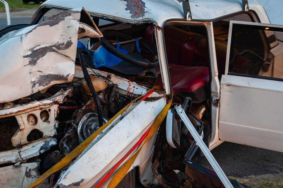 Спасатели доставали водителя из разбитого автомобиля Спасатели доставали водителя из разбитого автомобиля