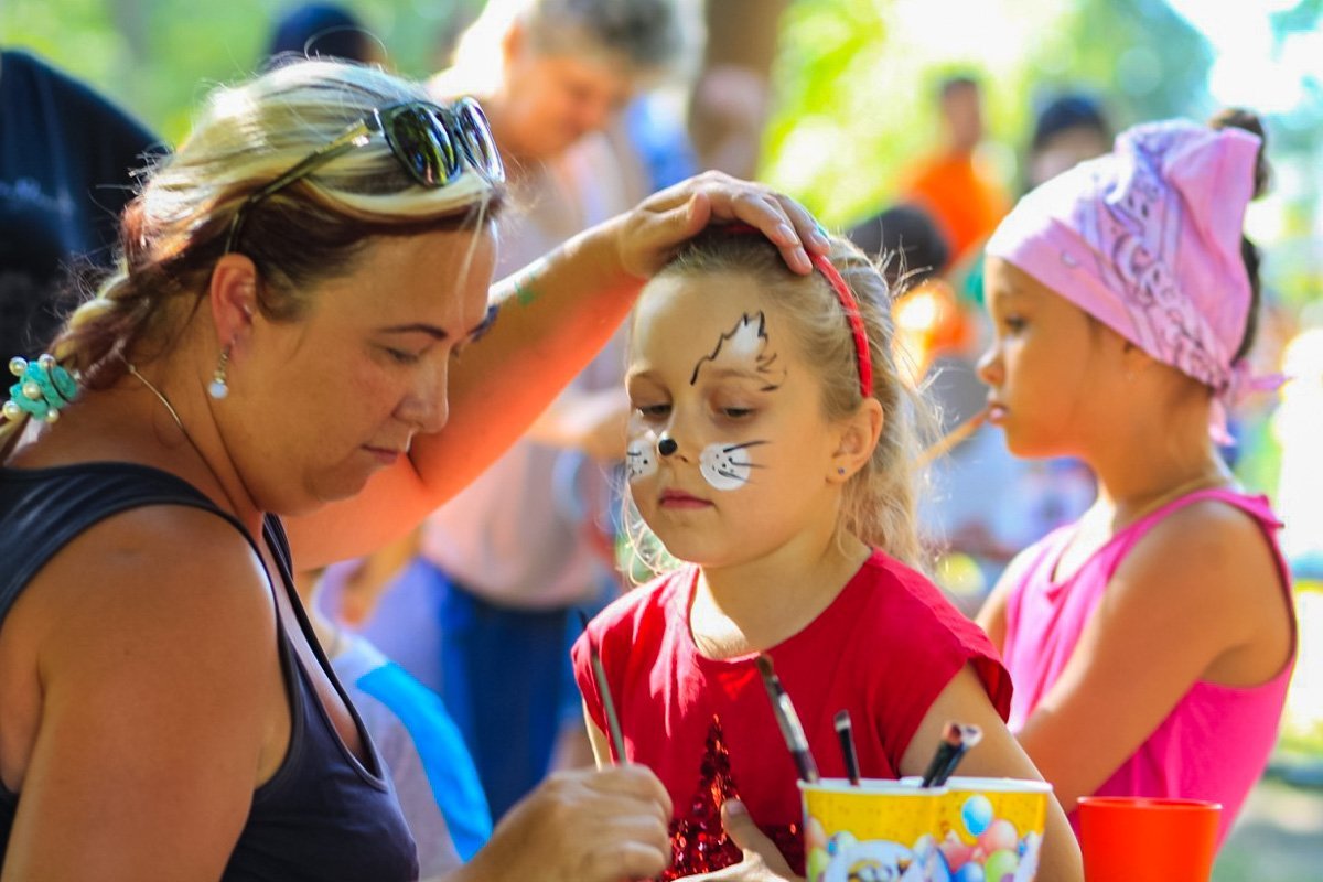 На ярмарке работал мастер по аквагриму На ярмарке работал мастер по аквагриму
