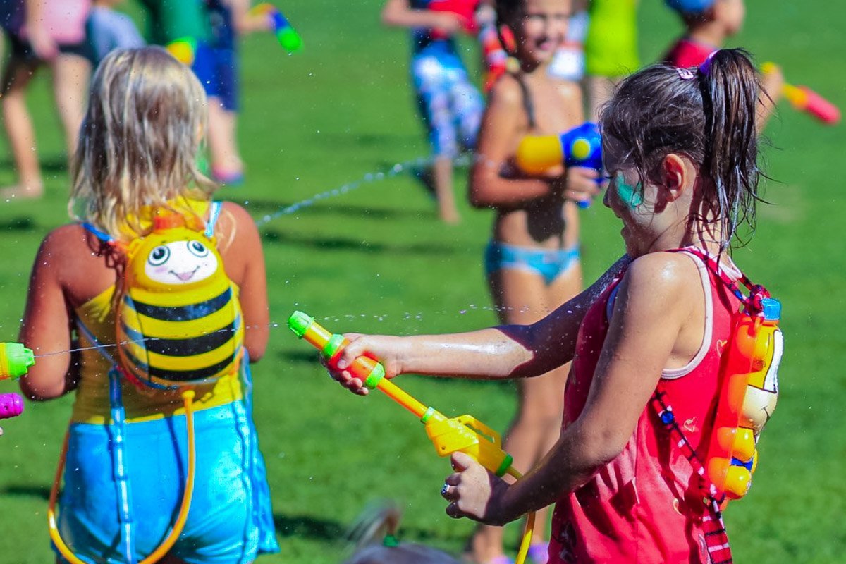 Дети приняли участие в водной битве Дети приняли участие в водной битве
