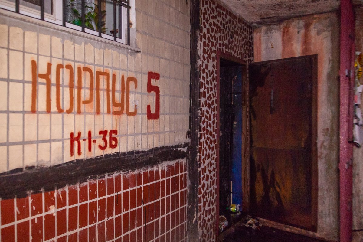 На Тополе-2 загорелся один из подъездов дома №3 На Тополе-2 загорелся один из подъездов дома №3