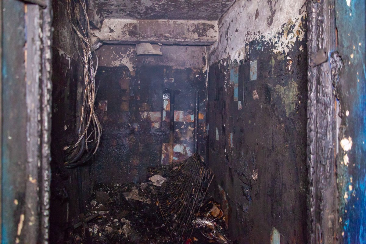 В подъезде загорелся мусоросборник В подъезде загорелся мусоросборник