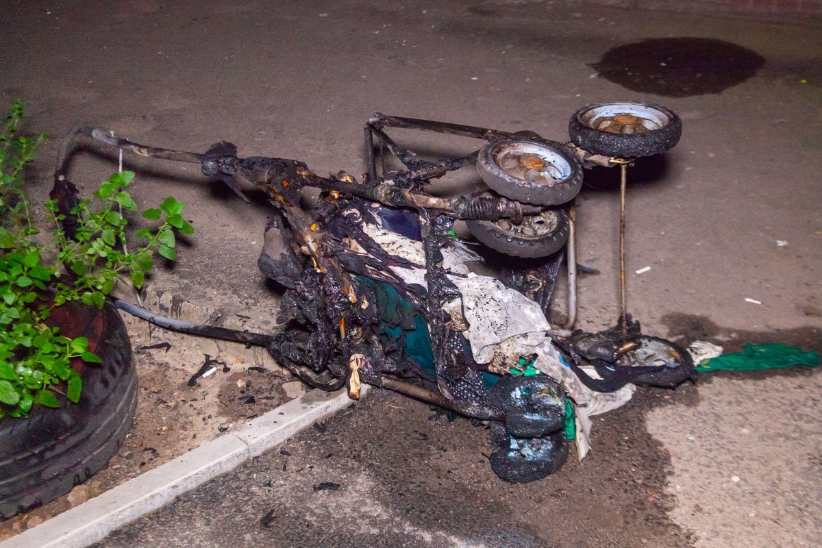 Жильцы дома отмечают, что из мусоросборника никто давно не вывозил мусор Жильцы дома отмечают, что из мусоросборника никто давно не вывозил мусор