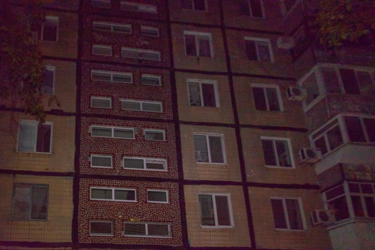 Только несколько окон в подъезде были открыты на проветривание Только несколько окон в подъезде были открыты на проветривание