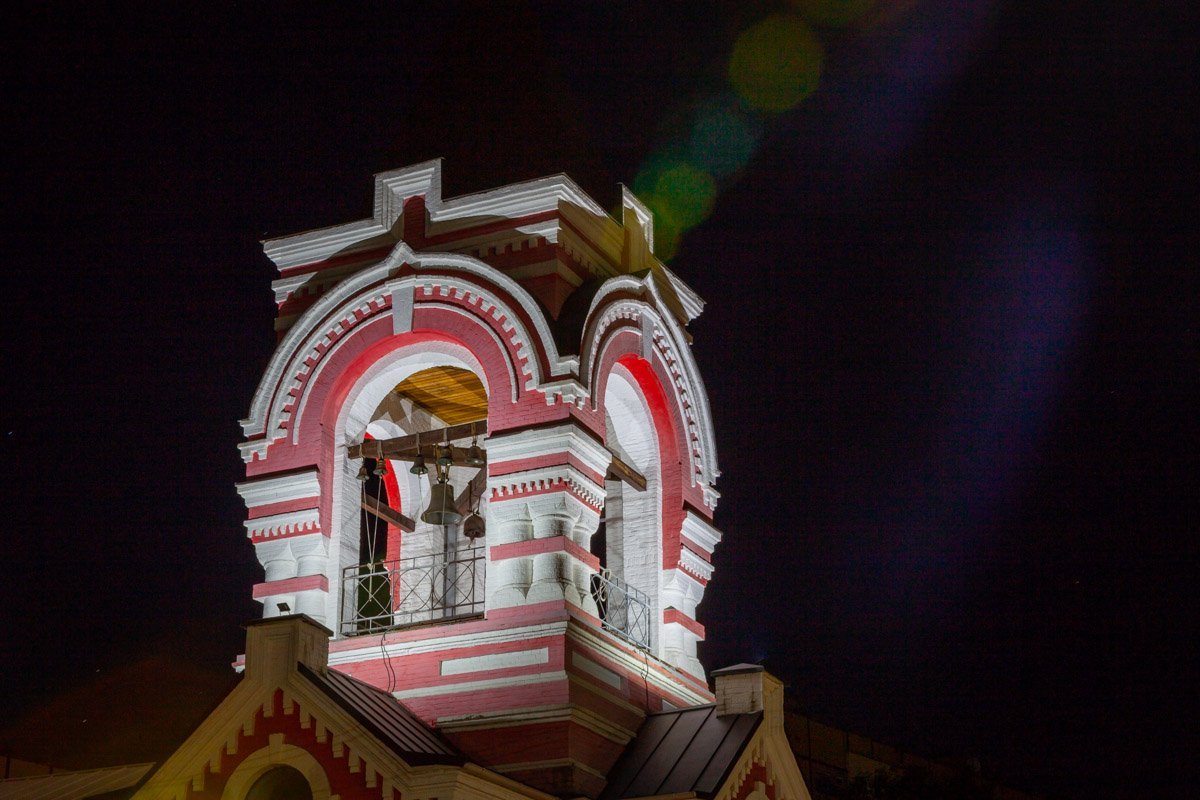 В 1910-х годах к храму была пристроена колокольня