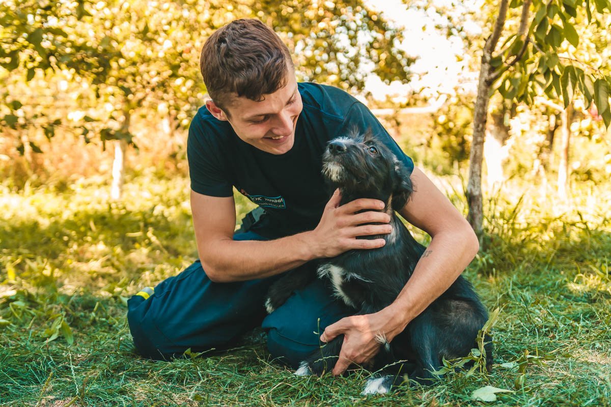 Он просто гладит тебя по горлу. Просто. Гладит. По горлу Он просто гладит тебя по горлу. Просто. Гладит. По горлу