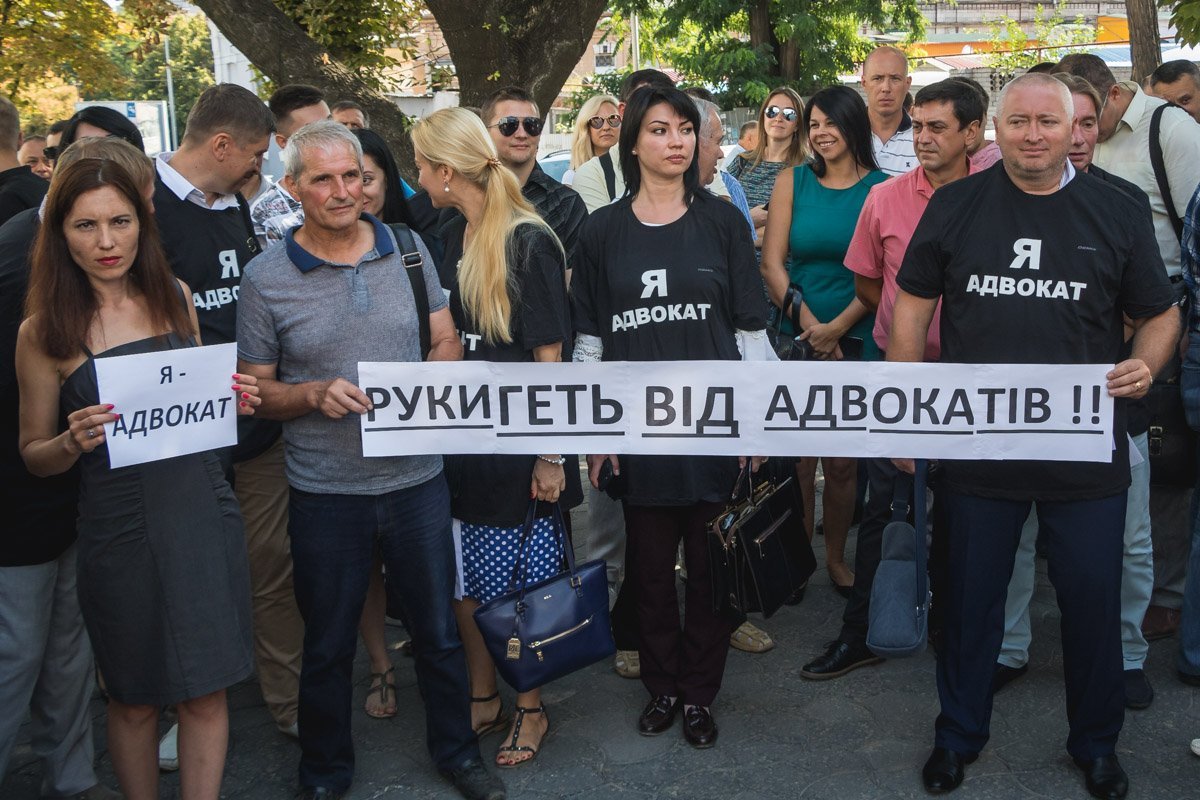 Адвокаты пришли на митинг в футболках и с плакатами Адвокаты пришли на митинг в футболках и с плакатами