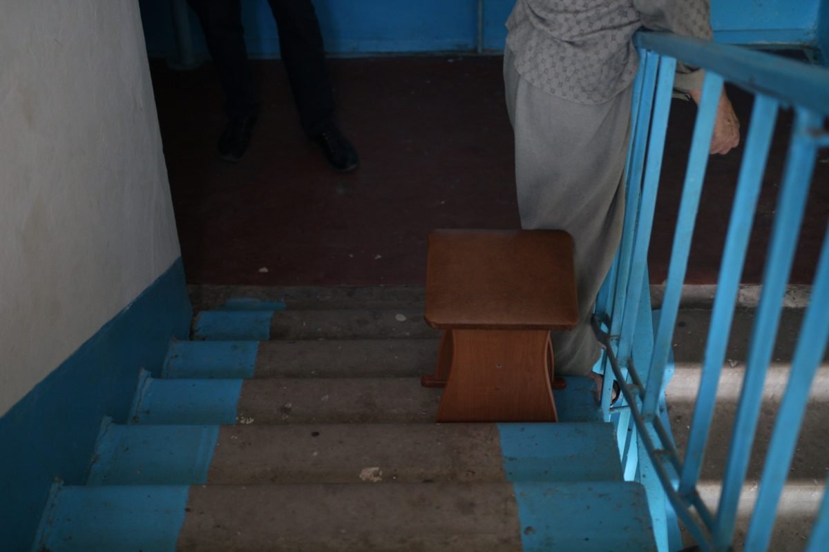 Мужчина повесился на шнурке на перилах лестницы Мужчина повесился на шнурке на перилах лестницы