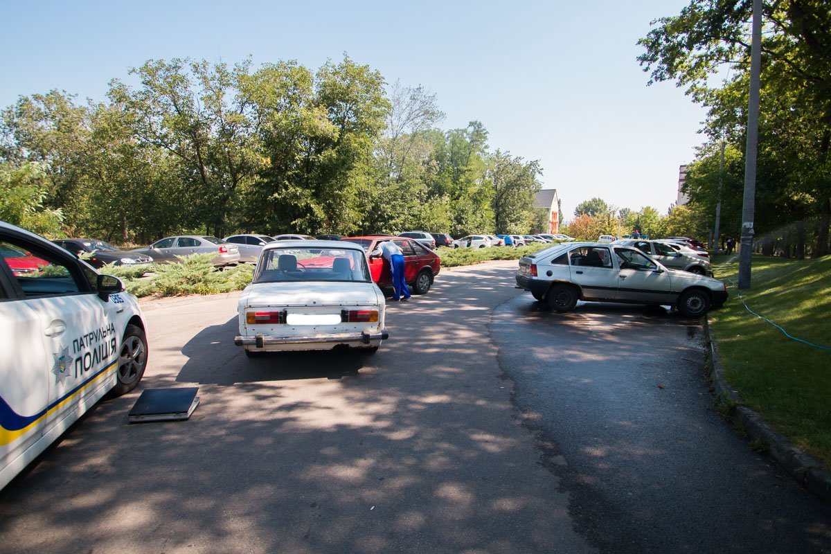 Однако на парковке, через которую поехал, столкнулся с Москвичем Однако на парковке, через которую поехал, столкнулся с Москвичем