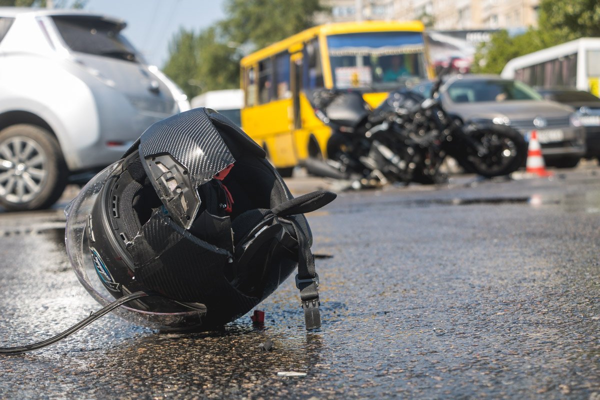 В Днепре на Калиновой Nissan Leaf столкнулся с мотоциклом: есть пострадавшие 3