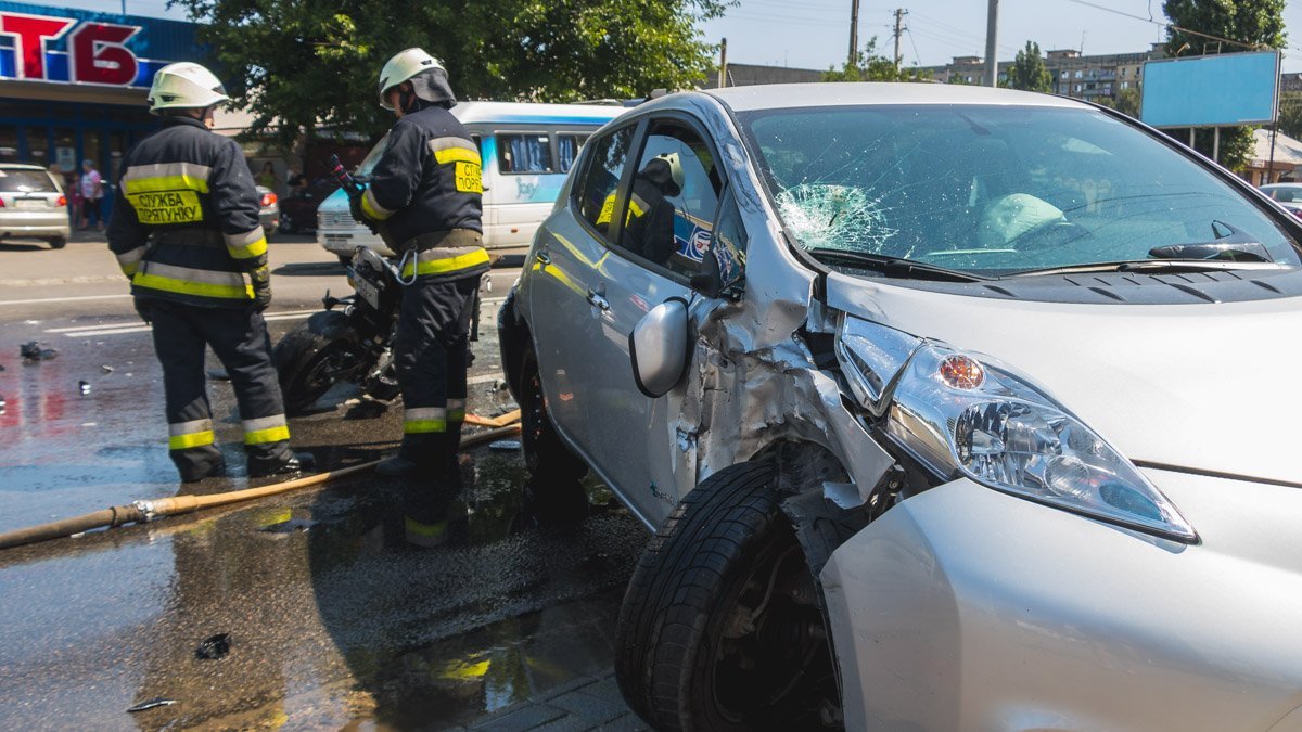 Сотрудники ГСЧС смывали топливо с проезжей части Сотрудники ГСЧС смывали топливо с проезжей части