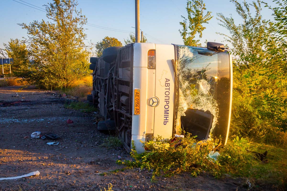 Удар был настолько сильным, что автобус перевернуло на бок