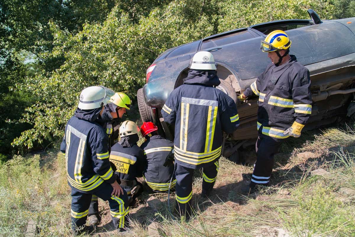 Сотрудники ГСЧС обследуют автомобиль Сотрудники ГСЧС обследуют автомобиль