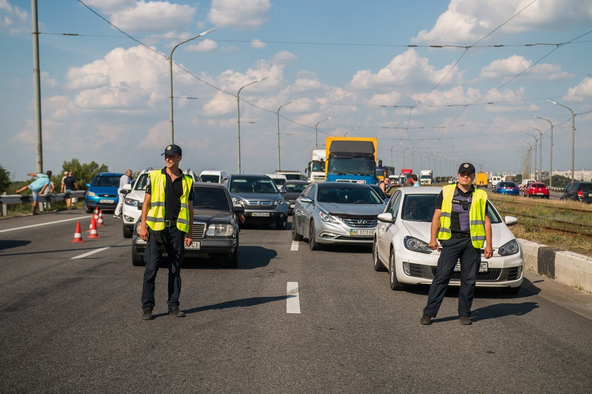 Проезд по мосту временно перекрывали для транспорта, чтобы обеспечить место для работы спасателей Проезд по мосту временно перекрывали для транспорта, чтобы обеспечить место для работы спасателей