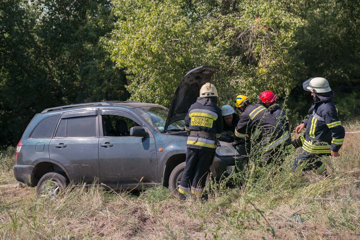 Сотрудники ГСЧС проверяют состояние авто Сотрудники ГСЧС проверяют состояние авто