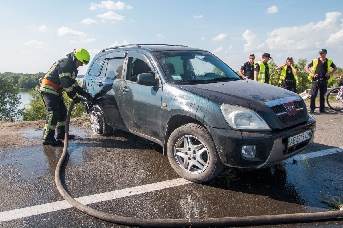 Пострадавший автомобиль залили водой, чтобы избежать возгорания Пострадавший автомобиль залили водой, чтобы избежать возгорания