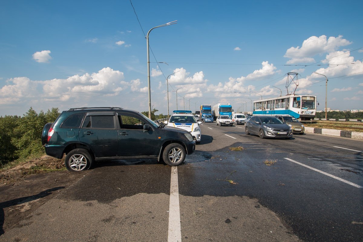 После того, как авто достали, проезд по мосту открыли полностью После того, как авто достали, проезд по мосту открыли полностью