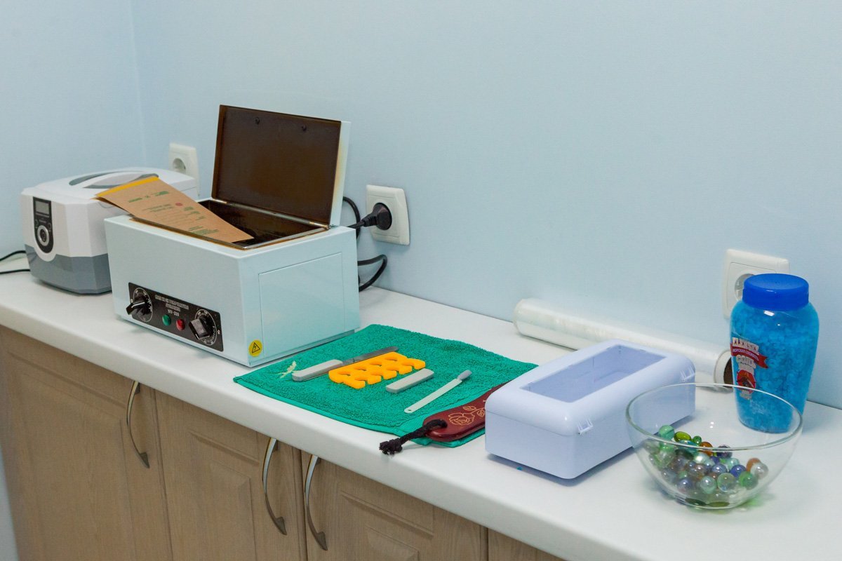 Сухожаровый шкаф и ультразвуковая ванная - обязательные этапы для всех инструментов перед тем, как пустить их в работу Сухожаровый шкаф и ультразвуковая ванная - обязательные этапы для всех инструментов перед тем, как пустить их в работу