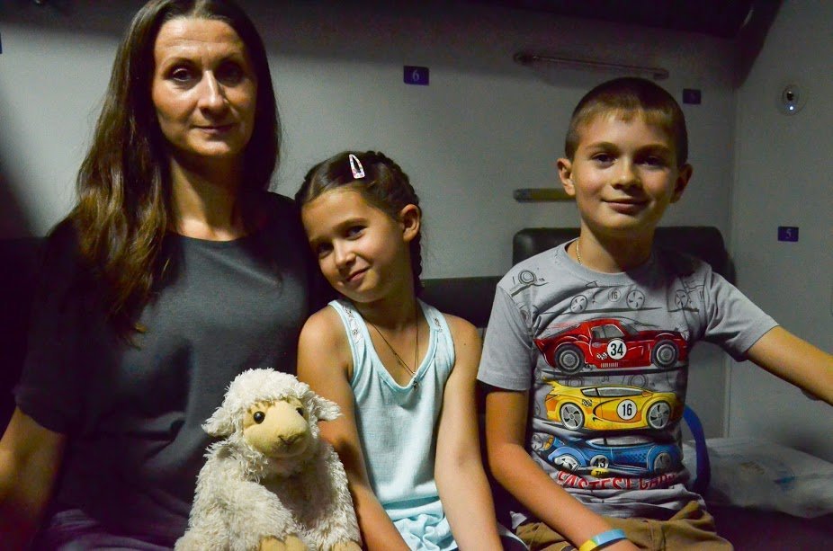 В путешествие девочка отправилась не сама, с собой она взяла баранчика Беню В путешествие девочка отправилась не сама, с собой она взяла баранчика Беню